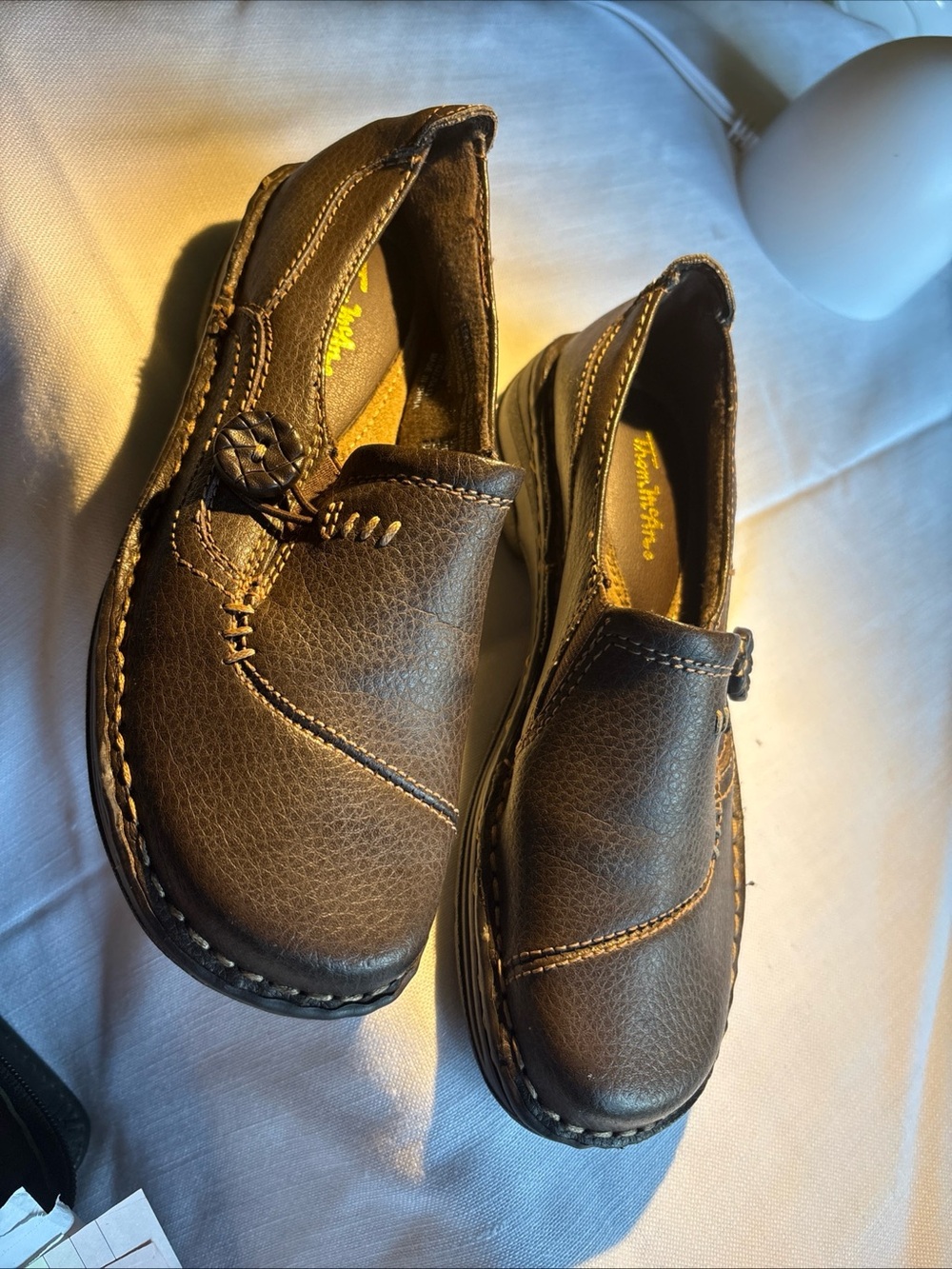 New Women’s Thom McAn Brown Leather Slip On Shoes Size 5 M Button Enclosure
